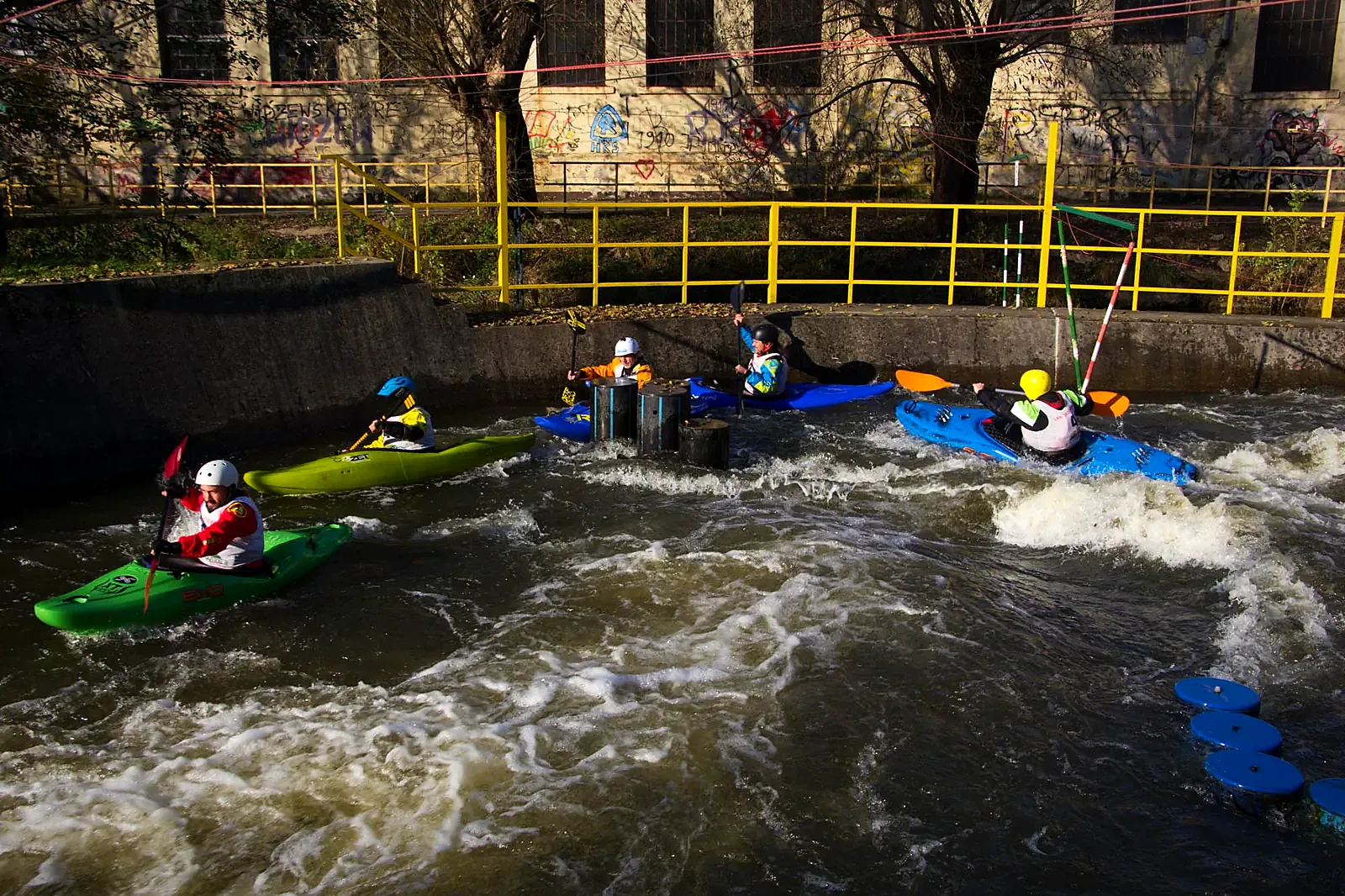 Grupa kajakarzy na torze kajakowym w Drzewicy
